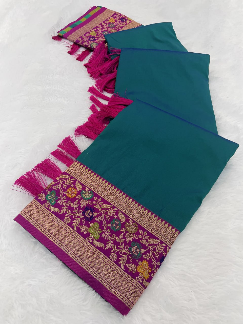 Elegant Gala Plain Body with Kadiyal Paithani Weaves Soft Silk Saree