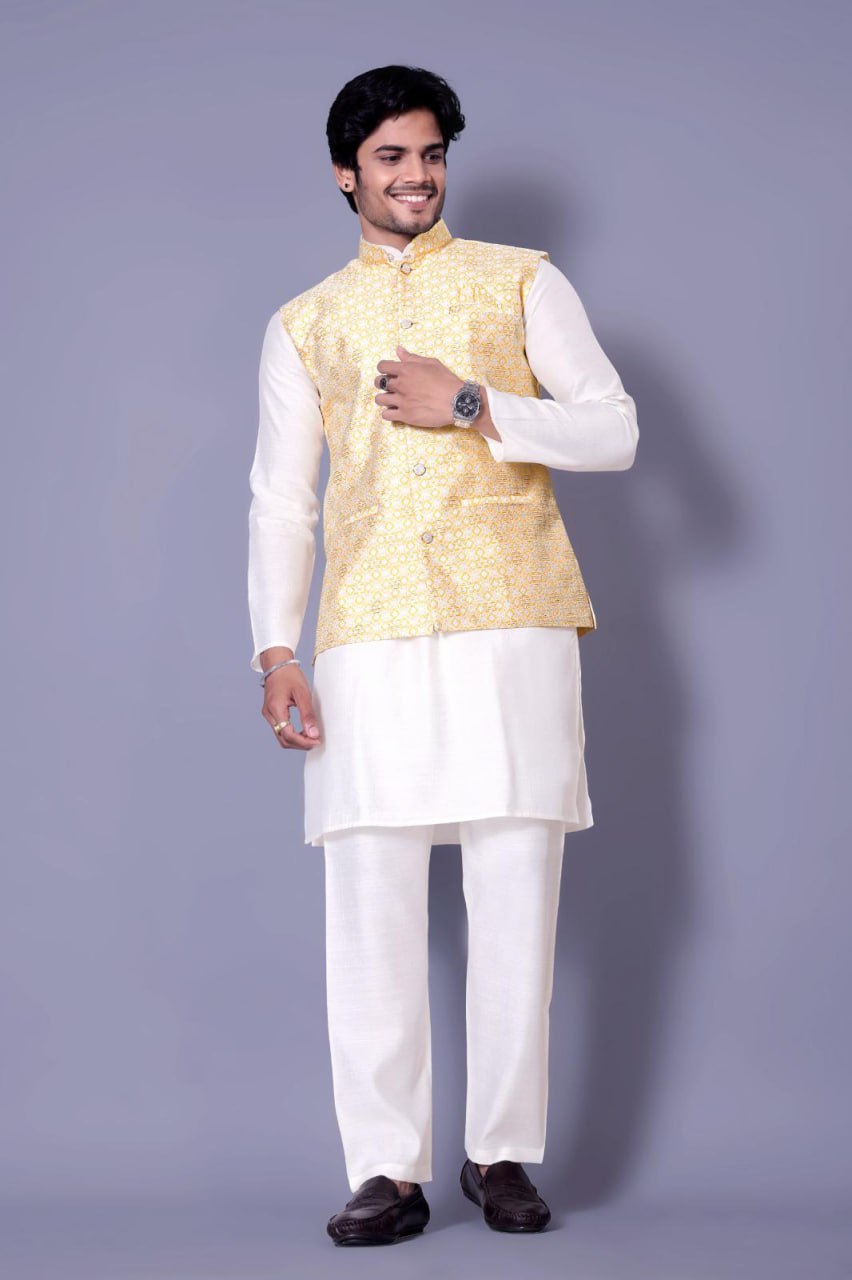MAN'S KURTA PAJAMA EITH JEQUARD JACKETS