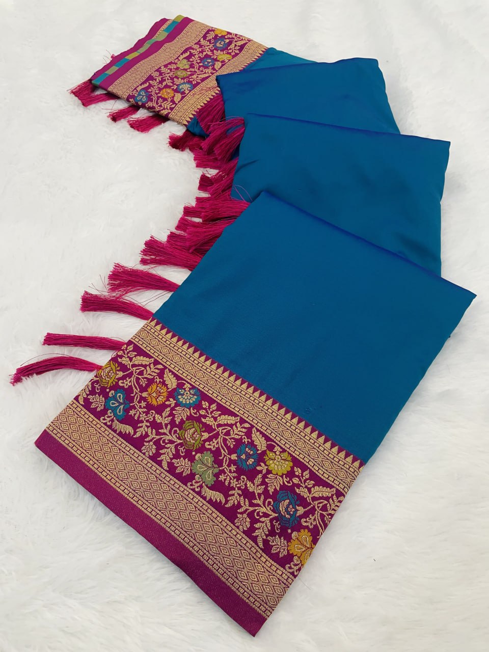 Elegant Gala Plain Body with Kadiyal Paithani Weaves Soft Silk Saree