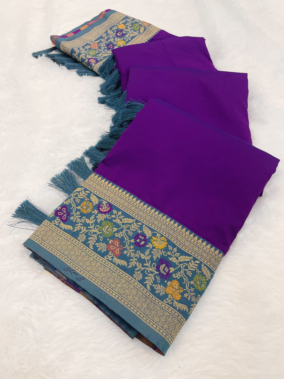Elegant Gala Plain Body with Kadiyal Paithani Weaves Soft Silk Saree