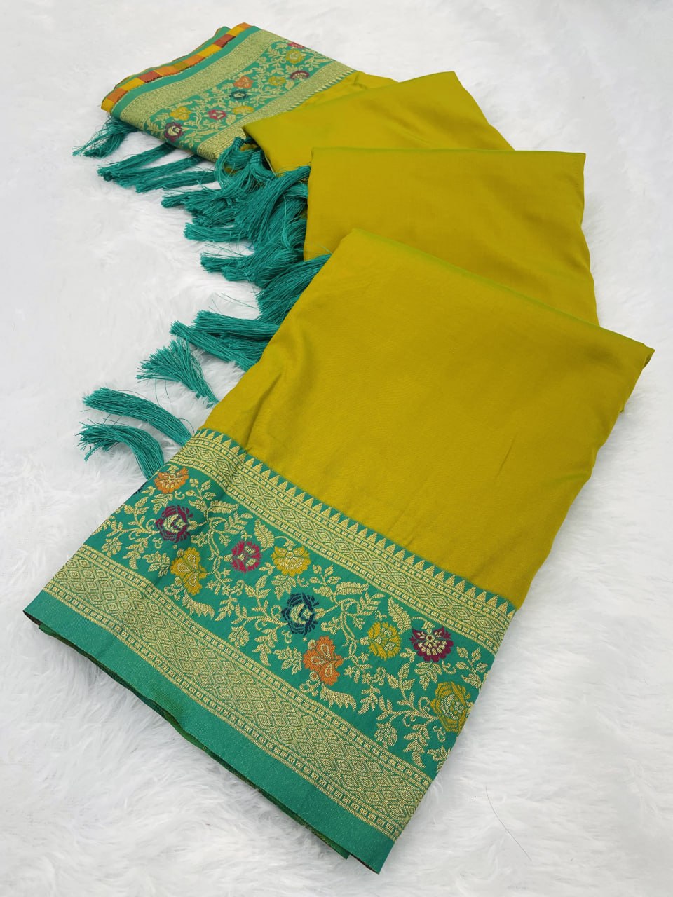 Elegant Gala Plain Body with Kadiyal Paithani Weaves Soft Silk Saree
