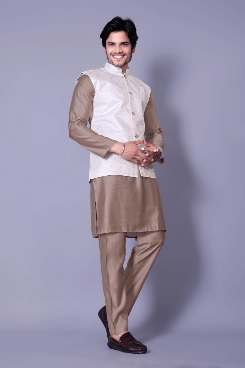 MAN'S KURTA PAJAMA EITH JEQUARD JACKETS