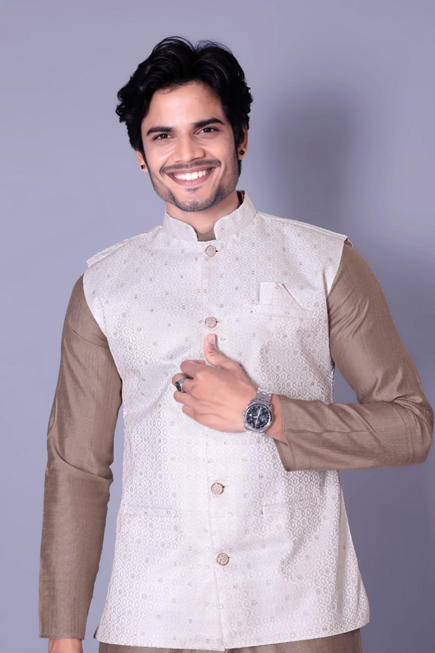 MAN'S KURTA PAJAMA EITH JEQUARD JACKETS
