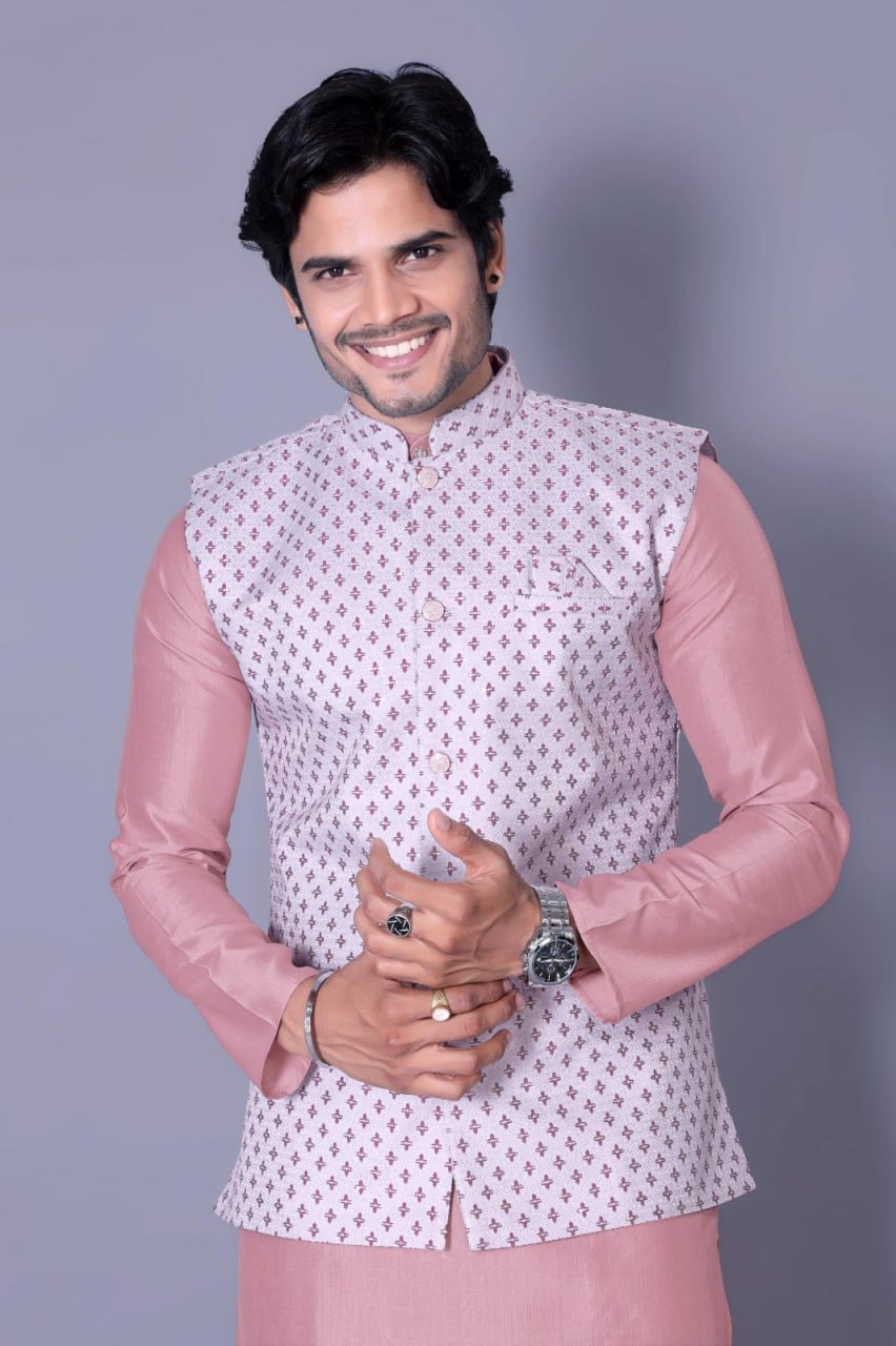 MAN'S KURTA PAJAMA EITH JEQUARD JACKETS