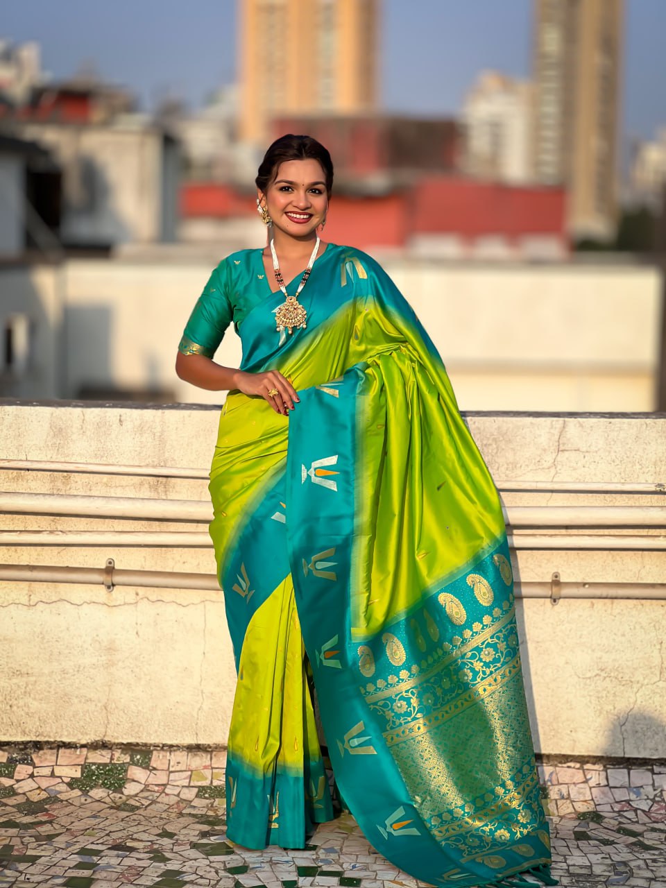 Zari Woven Organza Saree Rich zari-woven pallu