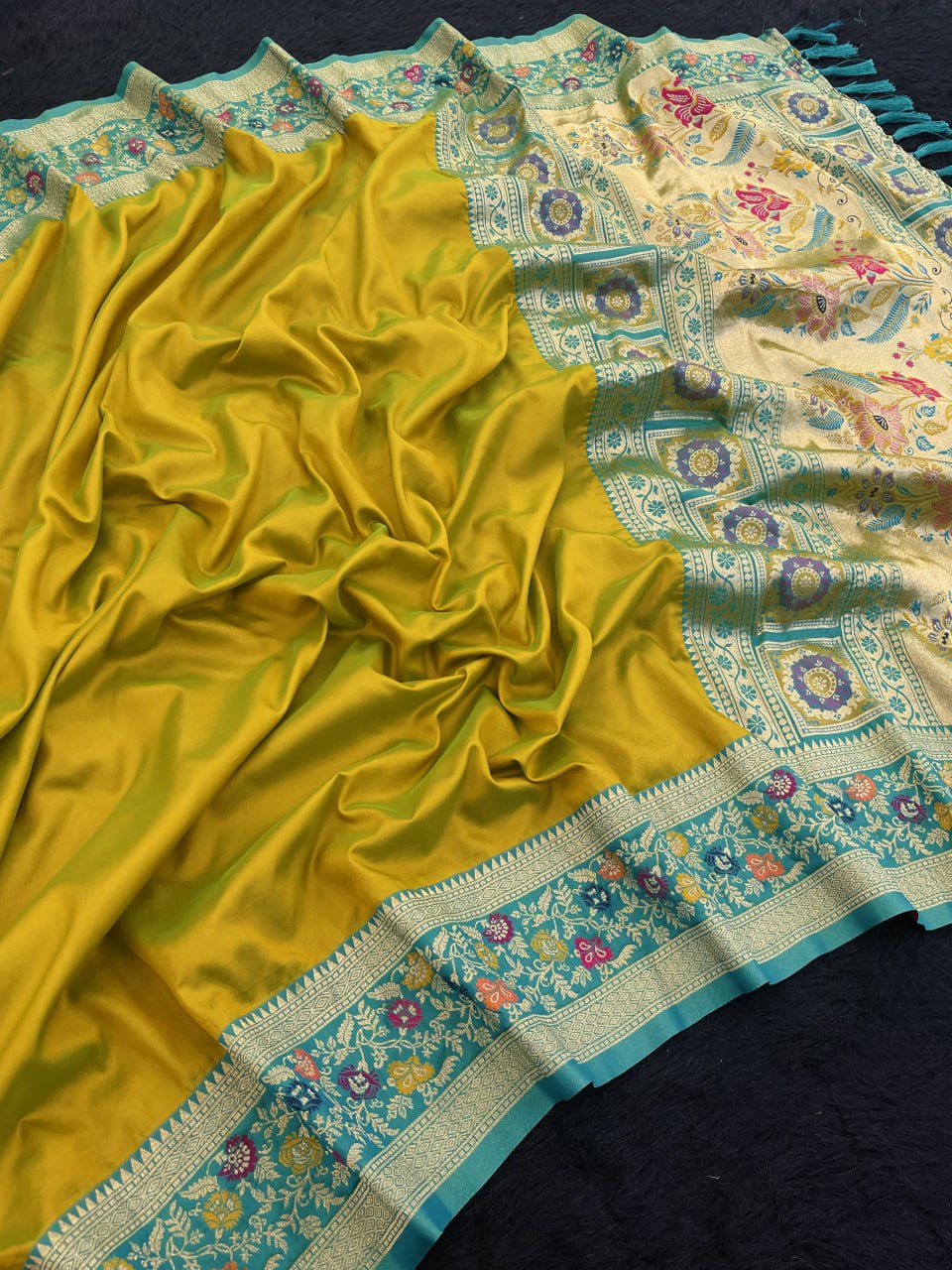 Elegant Gala Plain Body with Kadiyal Paithani Weaves Soft Silk Saree