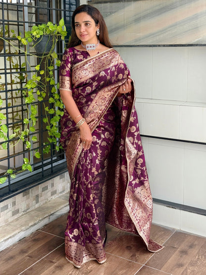 Madhvi TAi Simple yet elegant silk saree, perfect for the festive season